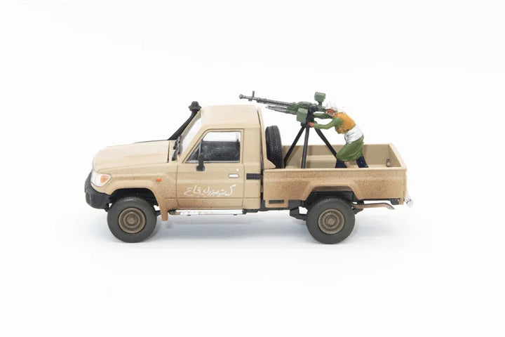 Hobby Fans 1/64 Toyota Land Cruiser LC70 + Figurine - Armed War Pick Up