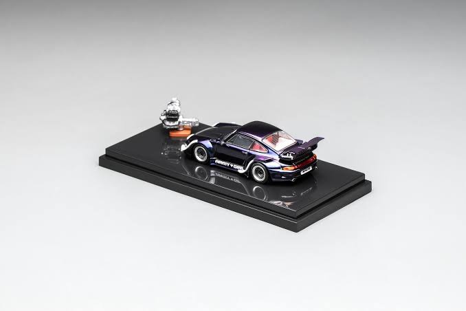Motorhelix 1/64 RWB 993 "Army Girl" + Engine Display - Purple